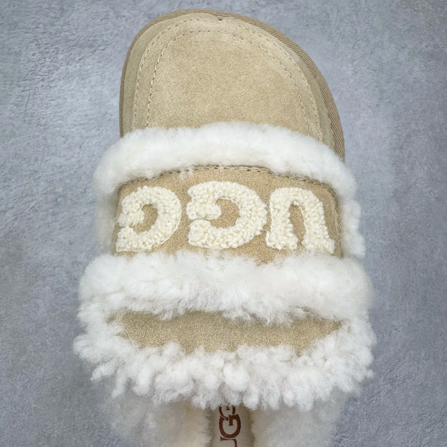 Pick up locally 💰 440 UGG slippers 1206 letter embroidered classic short-tube autumn and winter sheep fur all-in-one snow boots All shoes are made from the same factory as ZP Longfeng A-grade Australian imported sheep fur all-in-one Brand OEM production line Fully follow the ZP process flow OEM original pattern maker Adhere to no original shoes and no development selection Pay attention to every detail The most authentic version on the market TREADLITE "Light Wing" technology outsole Lightweight/durable/flexible/pile size: 35 36 37 38 39 40 Coding: by2936070